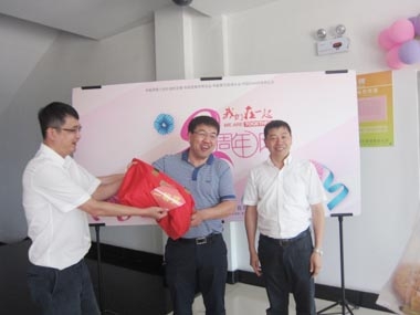 張總與甲方獲獎員工合影 張總與甲方獲獎員工合影