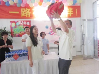 華晨發(fā)動機一等獎獲得者舉起獎品 華晨發(fā)動機一等獎獲得者舉起獎品