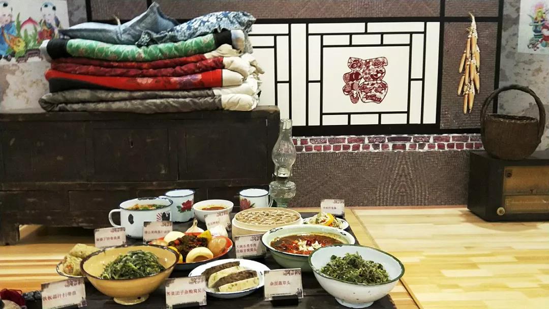 貼近主題的炕上展臺(tái)