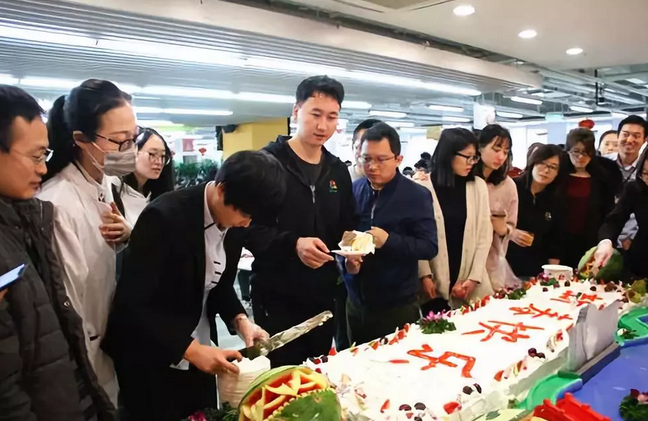 發(fā)放蛋糕 發(fā)放蛋糕