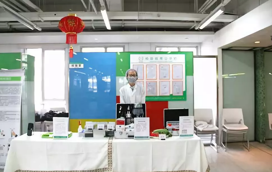 體系人員現(xiàn)場進(jìn)行食材檢測 體系人員現(xiàn)場進(jìn)行食材檢測