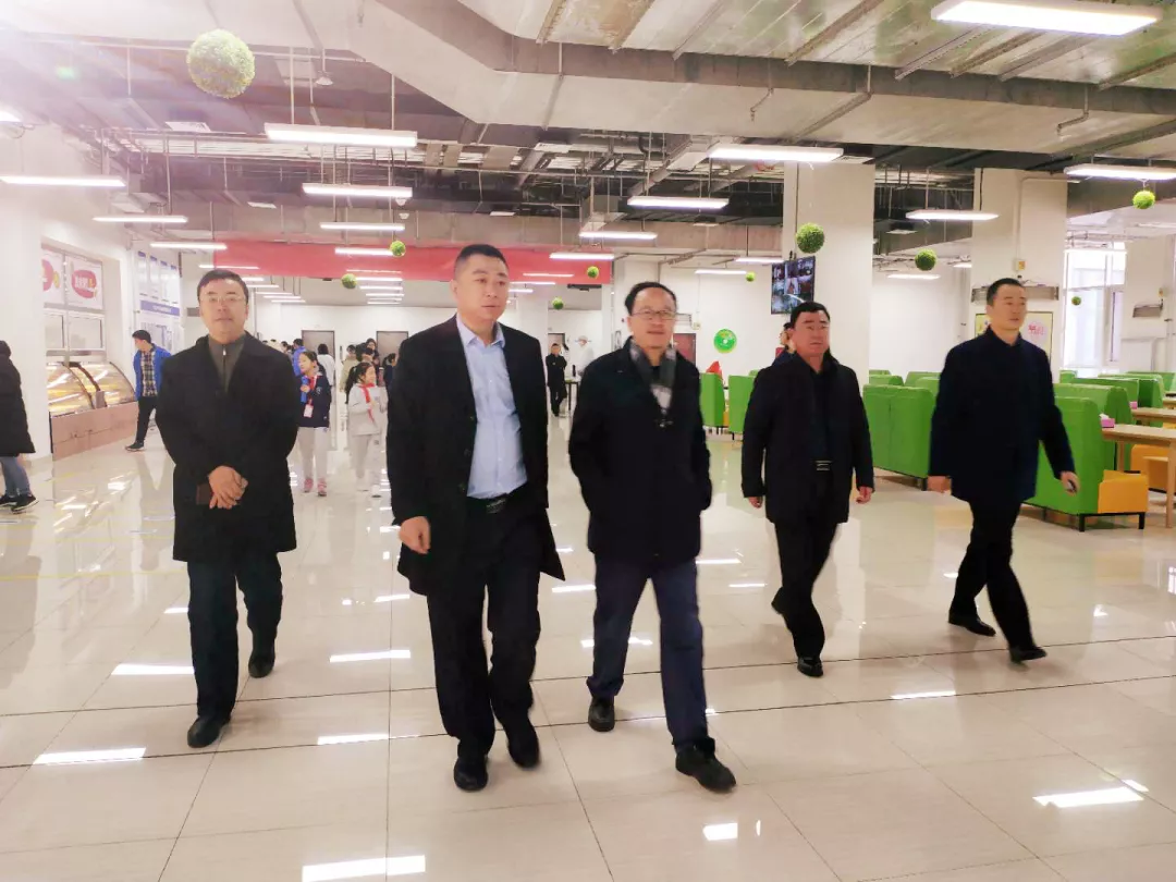 領(lǐng)導(dǎo)們蒞臨開業(yè)現(xiàn)場
