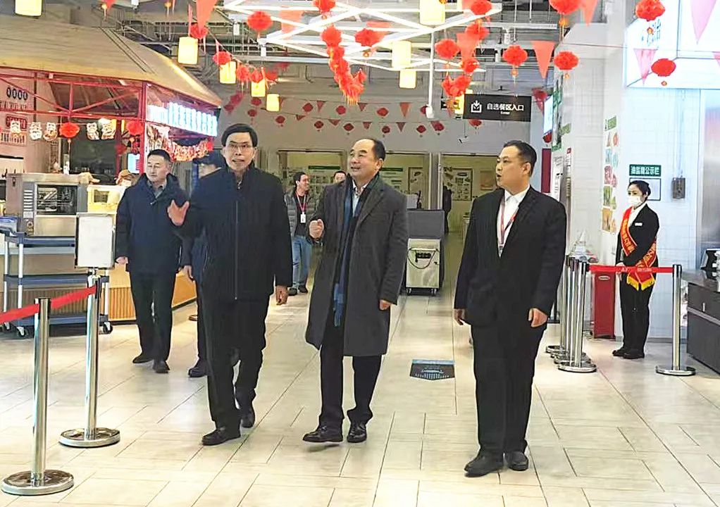 春節(jié)前，薦世新董事長和集團各大區(qū)領(lǐng)導前往餐廳檢查走訪